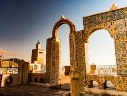 detail_of_traditional_arabic_architecture_in_cityscape_at_dawn_with_dramatic_sunlight.